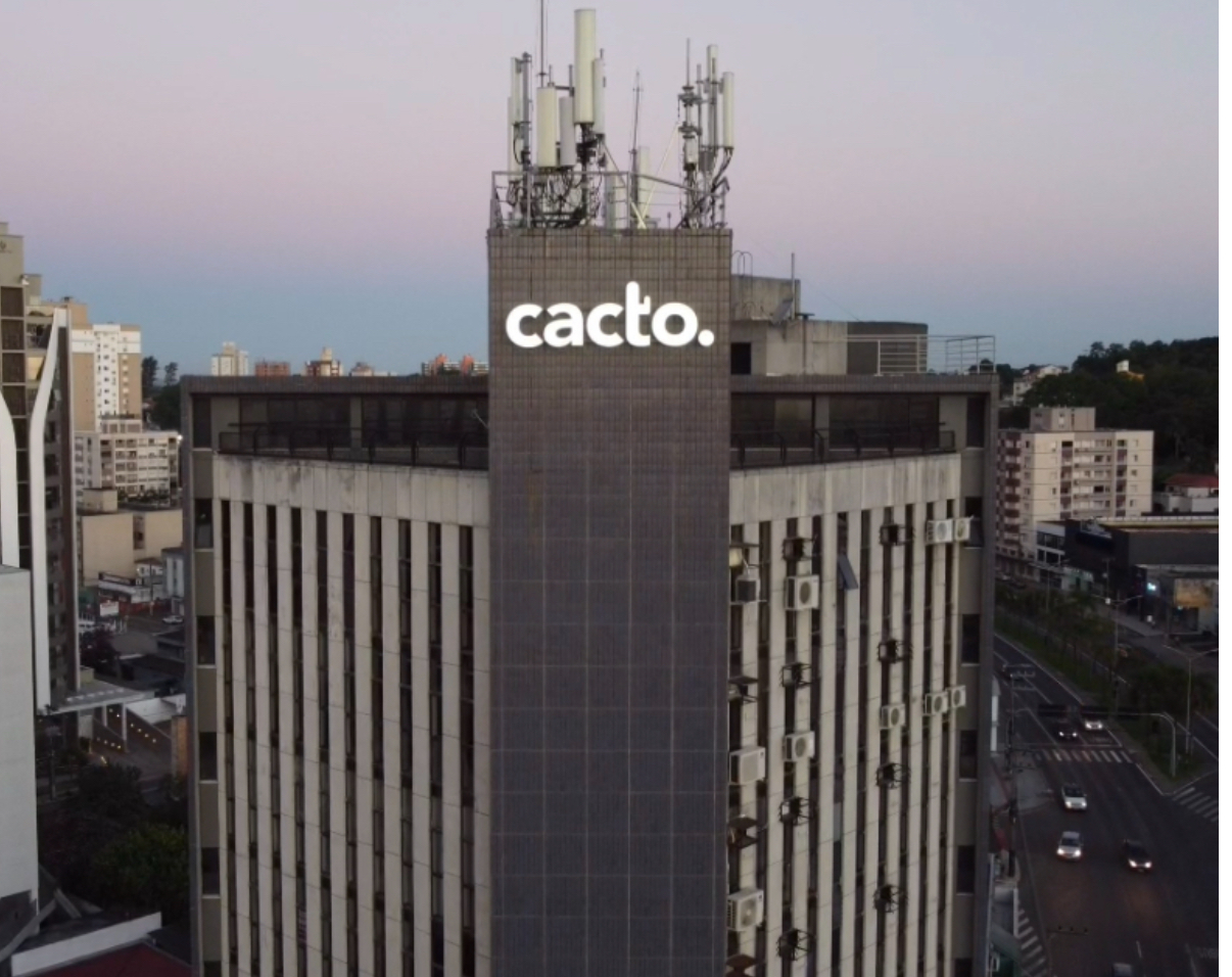 Prédio Cacto ao entardecer