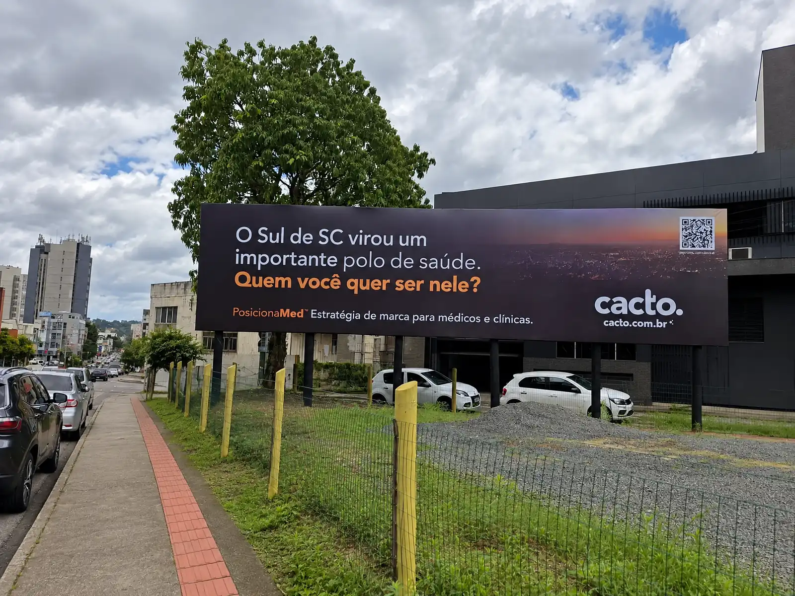 Outdoor do PosicionaMed em Criciúma: O Sul de SC virou um importante polo de saúde. Quem você quer ser nele?